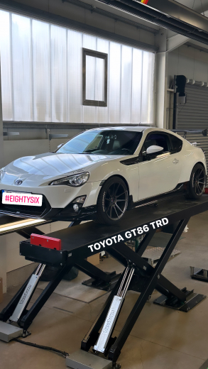 Toyota GT86 TRD Heckansicht auf Hebebuehne 4 Rohr rund 90mm Endrohre